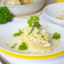 Треска по-польски на рыбном бульоне с корнем сельдерея