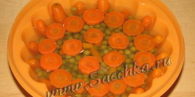 Рецепт заливного на курином бульоне с горошком и морковью