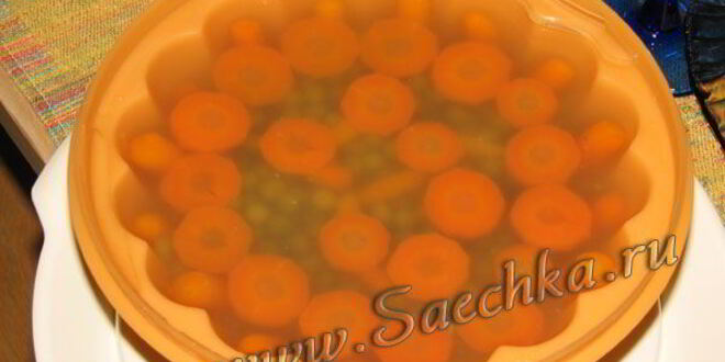 Рецепт заливного на курином бульоне с горошком и морковью