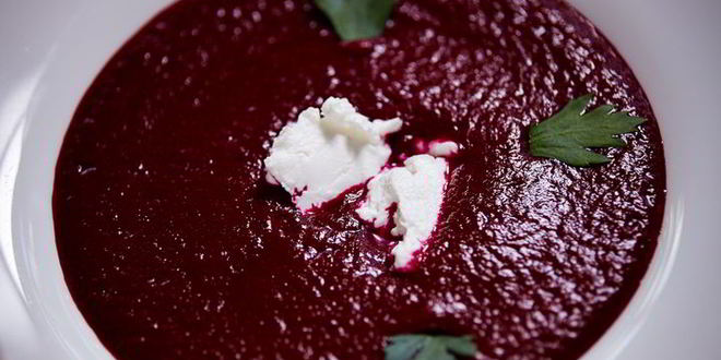 Рецепт свекольного гаспачо с козьим сыром