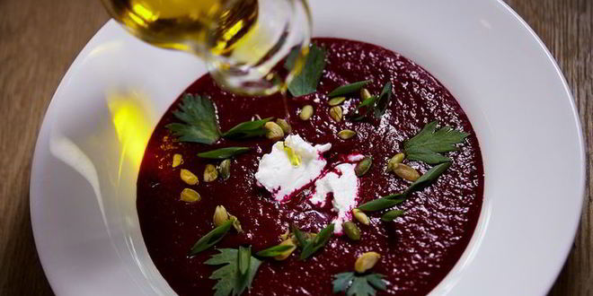 Рецепт свекольного гаспачо с козьим сыром