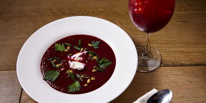 Рецепт свекольного гаспачо с козьим сыром