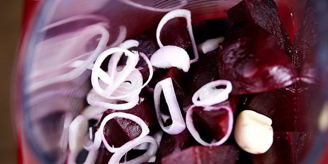 Рецепт свекольного гаспачо с козьим сыром