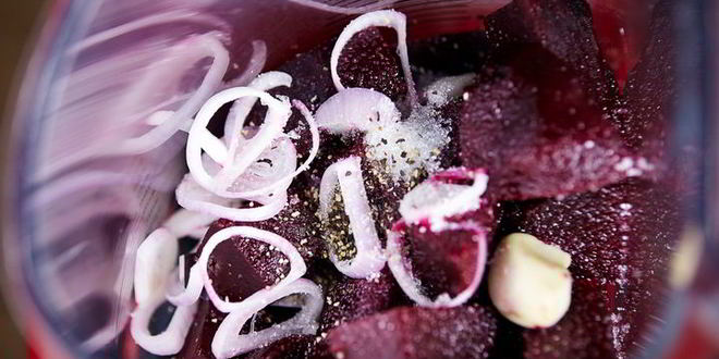 Рецепт свекольного гаспачо с козьим сыром