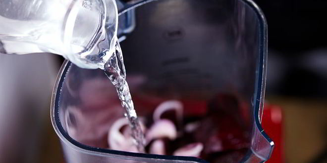 Рецепт свекольного гаспачо с козьим сыром