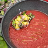 Томатный гаспачо и тартар из тигровых креветок