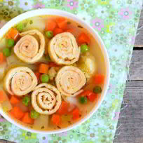 Диетический гороховый суп с чесночными рулетами