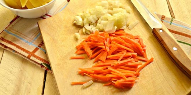 Рецепт горохового супа с курицей и сухариками