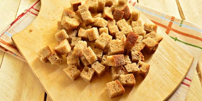 Рецепт горохового супа с курицей и сухариками