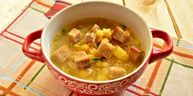 Рецепт горохового супа с курицей и сухариками