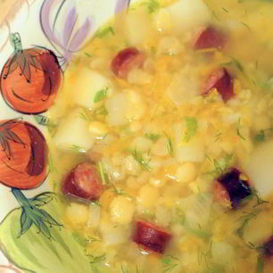 Рецепт Горохового супа с охотничьими колбасками и зеленью