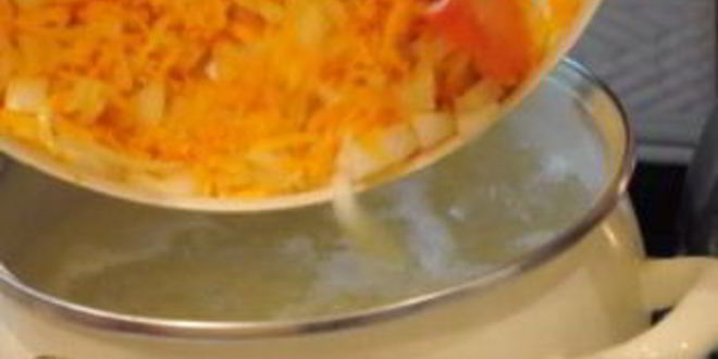 Рецепт горохового супа с охотничьими колбасками и зеленью