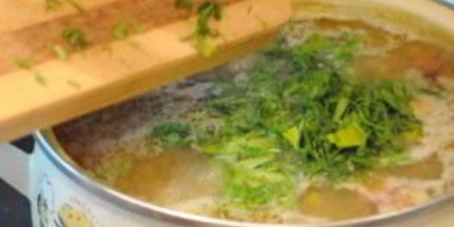 Рецепт горохового супа с охотничьими колбасками и зеленью