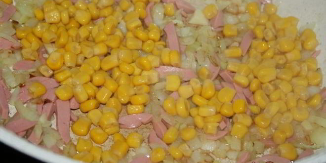 Рецепт горохового супа с сосисками и сладкой кукурузой