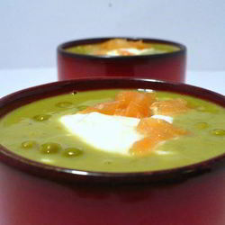 Рецепт Закусочного горохового супа с копченым лососем и шапочкой из крем-фреша