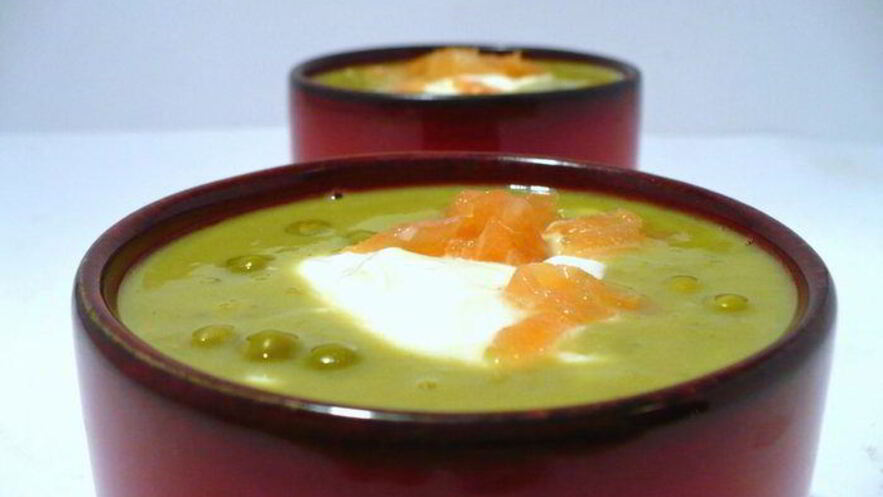 Рецепт закусочного горохового супа с копченым лососем и шапочкой из крем-фреша