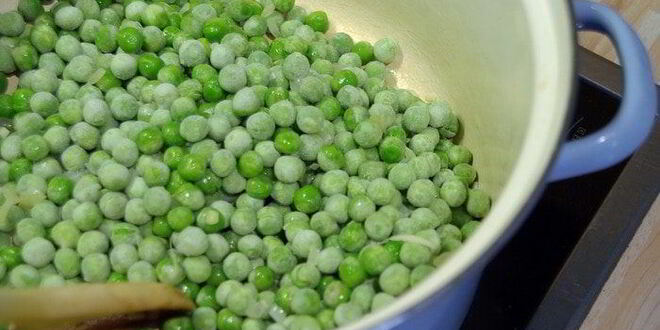 Рецепт закусочного горохового супа с копченым лососем и шапочкой из крем-фреша