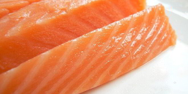 Рецепт закусочного горохового супа с копченым лососем и шапочкой из крем-фреша