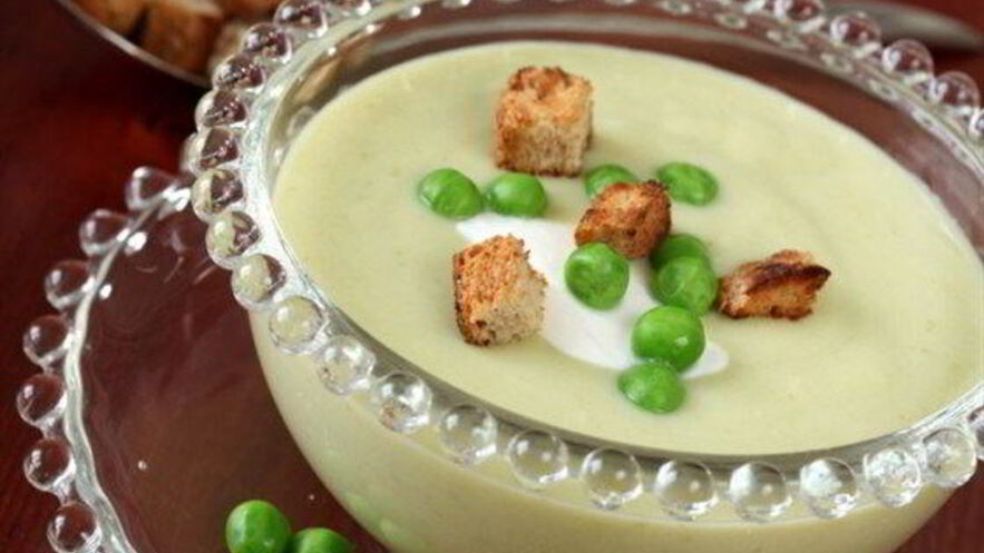 Рецепт холодного летнего крема-супа с йогуртом, мятой, горошком и цукини