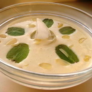 Рецепт Холодного миндального супа с чесноком и виноградом