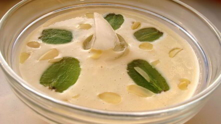 Рецепт холодного миндального супа с чесноком и виноградом