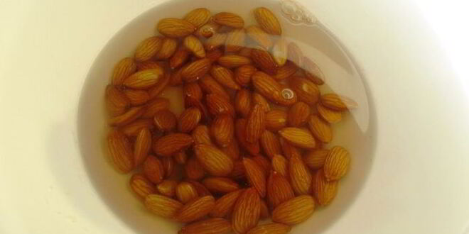 Рецепт холодного миндального супа с чесноком и виноградом