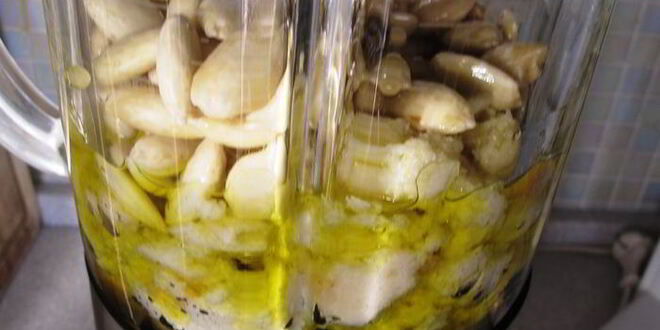 Рецепт холодного миндального супа с чесноком и виноградом