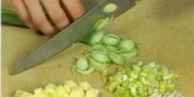 Рецепт холодного супа из лосося с луком-пореем