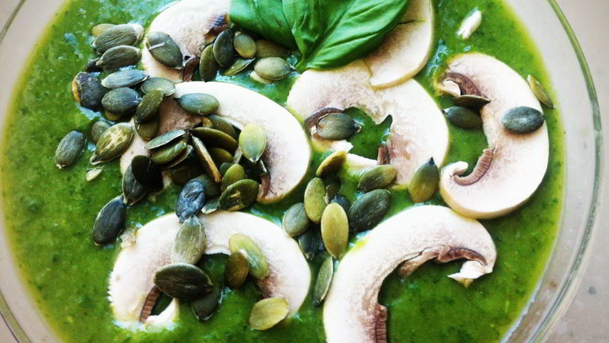 Рецепт холодного супа-коктейля из авокадо, рукколы, шпината и базилика