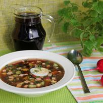 Классическая окрошка на квасе с колбасой