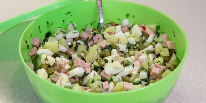 Рецепт классической окрошки на квасе с колбасой