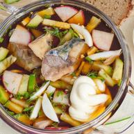 Рецепт Окрошки на квасе с рыбой и огуречным рассолом