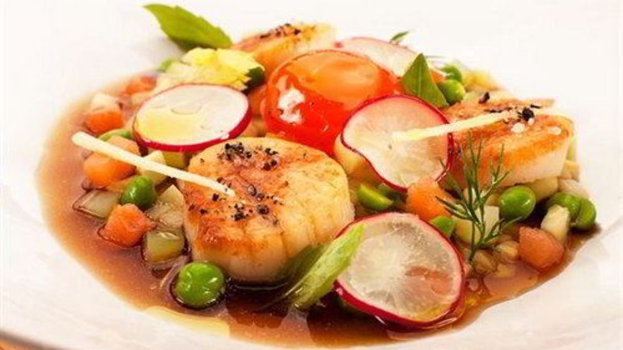 Рецепт окрошки с лососем и гребешками