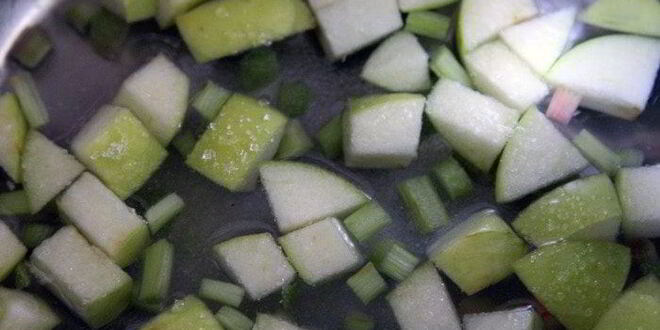 Рецепт окрошки с ревенем и сибирскими ягодами