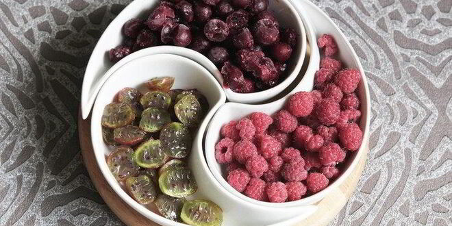 Рецепт окрошки с ревенем и сибирскими ягодами