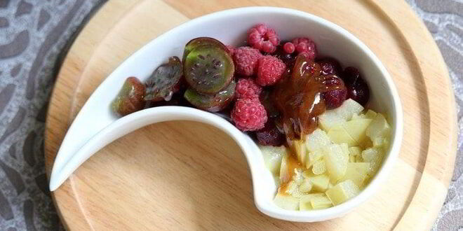 Рецепт окрошки с ревенем и сибирскими ягодами