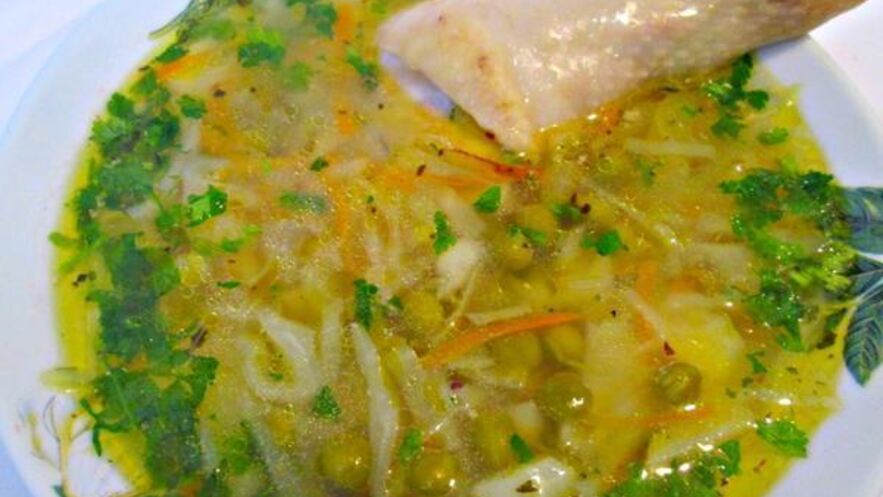 Рецепт куриного супа с зеленым горошком и овощами