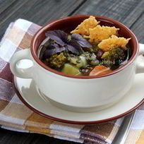 Минестроне с чипсами из пармезана