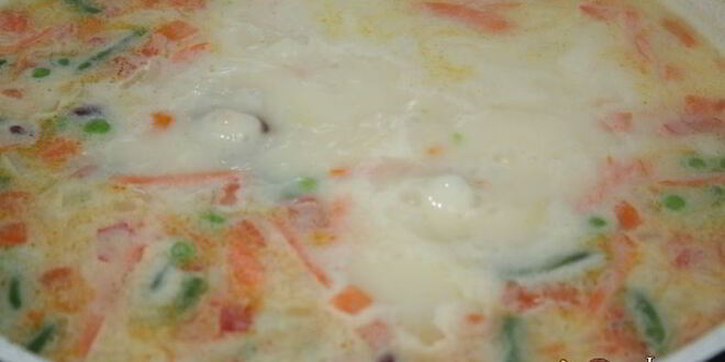 Рецепт нежного супа с курицей, сыром и овощами