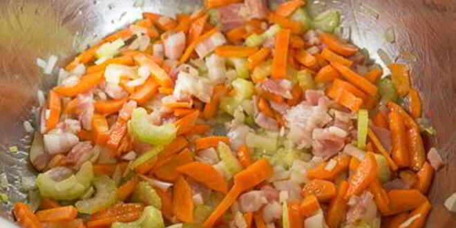 Рецепт овощного супа с беконом и фасолью