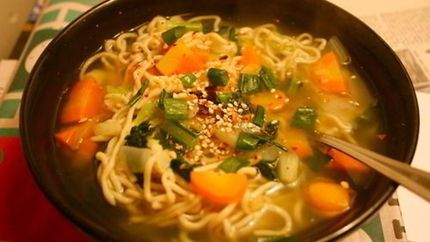 Рецепт овощного супа с лапшой рамен и пастой мисо