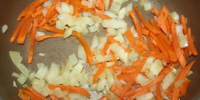 Рецепт щей с квашеной капустой на говяжьих ребрышках в чугунке