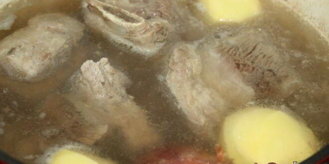 Рецепт щей с квашеной капустой на говяжьих ребрышках в чугунке