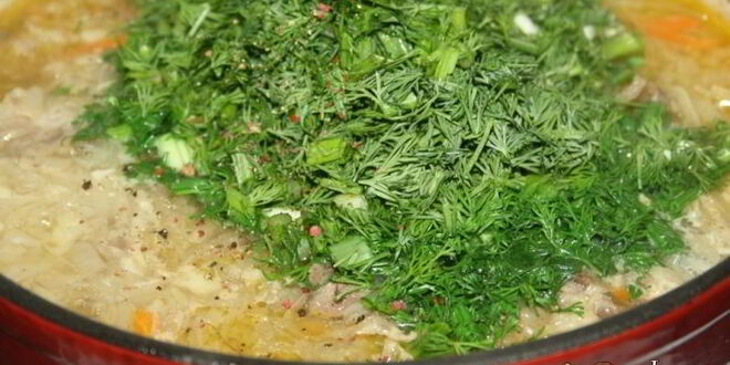 Рецепт щей с квашеной капустой на говяжьих ребрышках в чугунке