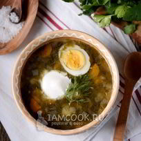 Зеленые щи со щавелем и яйцом