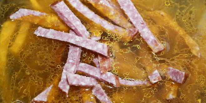 Рецепт мясной солянки с колбасами