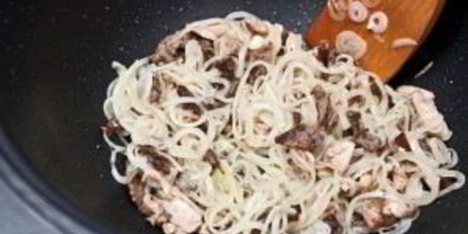 Рецепт солянки мясной на сковороде