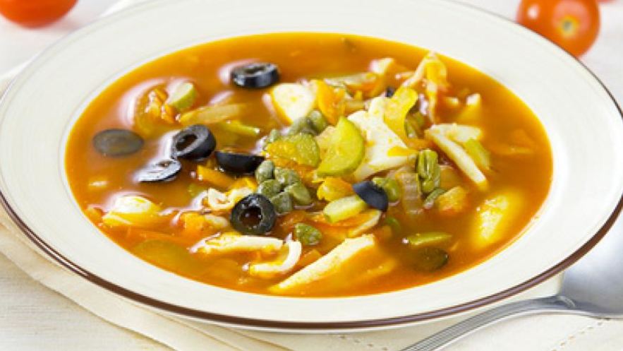 Рецепт солянки с кальмаром, оливками и овощами