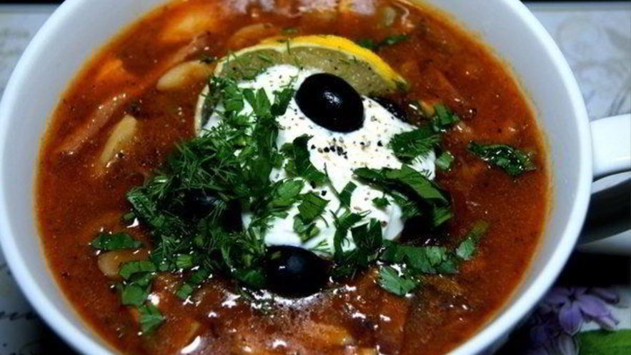 Рецепт солянки с колбасой и грибами