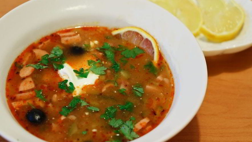 Рецепт солянки с копченостями